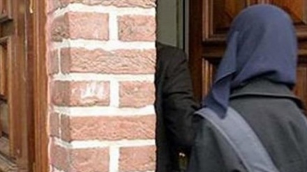 Një grua dhe një burrë anglezë sulmojnë një adoleshente myslimane