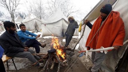 Migranti lasciano campo di Vucjak 