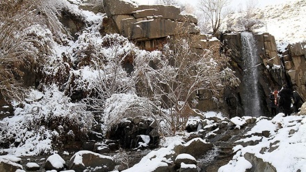 Keindahan Alam di Air Terjun Ganjnameh (2)