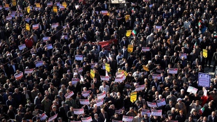 イラン全国で、デイ月９日の記念大行進