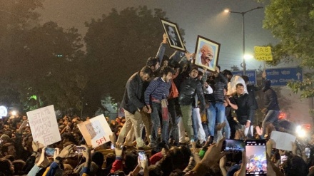 India përfshihet nga protestat, kryeministri mbledh qeverinë