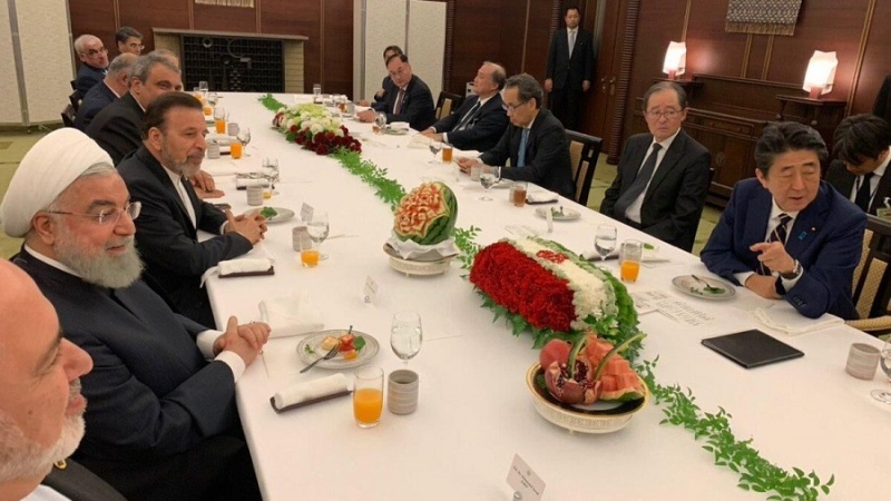 日・イラン首脳会談　テーブルには、イランのシャベヤルダーを象徴するスイカやザクロが置かれた。