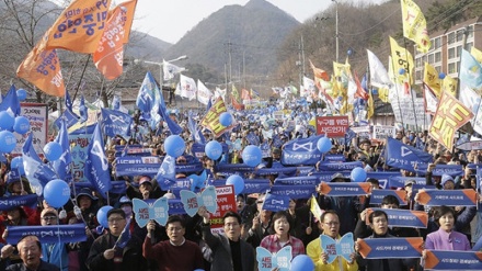 韩国举行反美示威活动