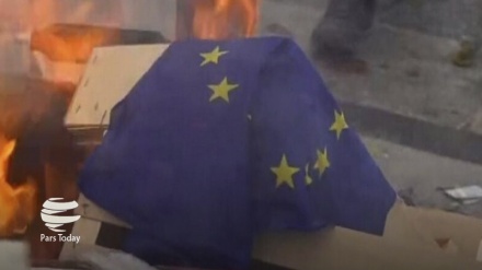 Fransa'da kargaşa sürüyor! AB bayrağı ateşe verildi 