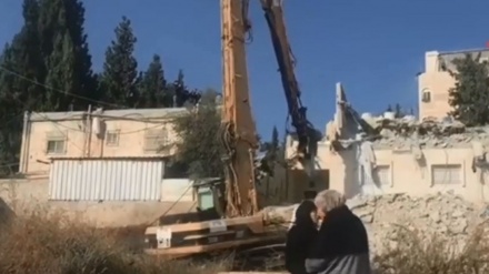 Wanita Palestina ini Menjerit Melihat Rumahnya Dihancurkan