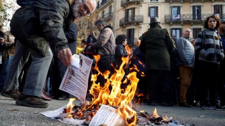 Independentistas catalanes queman la Constitución española+Video