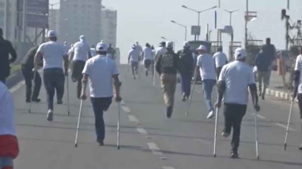イスラエルの攻撃で身体に障害を負ったパレスチナ人　マラソン大会に出場（日本語キャプション付）