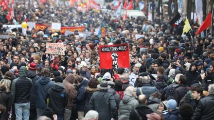 Une grande manifestation anti-gouvernement à Paris