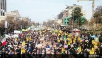 イラン全国で、２００９年の国内暴動を非難する国民大行進の記念日式典が実施