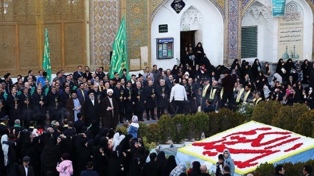 Penggantian Bendera Kubah Makam Shah Abdul Azim (1)  