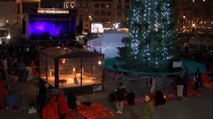 英・ロンドン市民のグループが、ホームレスとの共感として路上で一夜を明かす（動画）