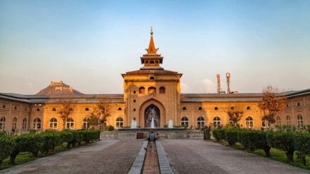 Penutupan Masjid Terbesar di Kashmir