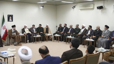 Pertemuan Rahbar dengan Staf Kongres Syuhada Hormozgan (1)