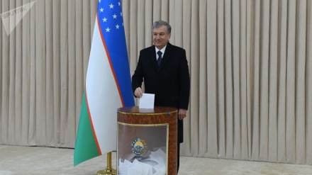 Ўзбекистон президенти оиласи билан биргаликда парламент сайловида овоз берди 