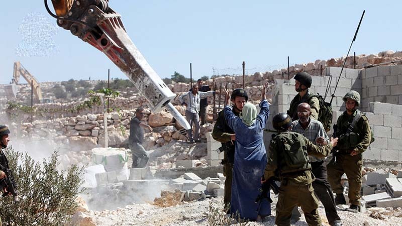 住宅を破壊する兵士にパレスチナ人女性が強く抗議　