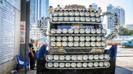 (FOTO DEL GIORNO) Stradordinario camion a Bankok