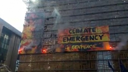 Attivisti di Greenpeace incendiano il palazzo del Consiglio Europeo