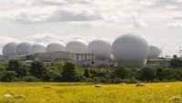 RAF Menvit-Hill, Англиянинг Harrogeyt шаҳрида жойлашган ҳарбий база. Ушбу ноодатий кўринишга эга бўлган, пуфаксимон бинолар комплекси Буюк Британия ва АҚШ разведкасини қўллаб-қувватлаш ҳамда қуролли кучларнинг ўзаро алоқа қилишини таъминлайди. 