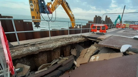 Përmbytje dhe vërshime të mëdha në Britani, shkatërrohet autostrada