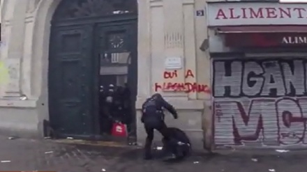 抗議者に対する仏警察の暴力を撮影した動画が公開（動画）