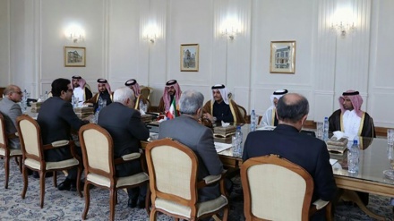 イラン外相、「地域外諸国軍の駐留は、地域の緊迫化の元凶」