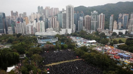 香港で、抗議運動が継続、数百人が逮捕