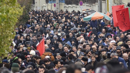 Qytetarët e Teheranit marrin pjesë masive në namazin e të premtes