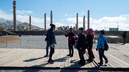 Kompleks Takht-e Jamshid Setelah Diguyur Salju (2)