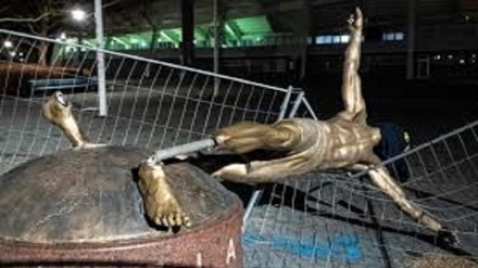 Malmoe, distruggono la statua di Ibrahimovic