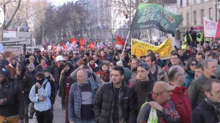 フランスで、治安部隊が抗議者を弾圧 （動画）