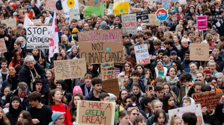 スイス・ダボスで、正義を支持する人々による抗議デモが実施（動画）