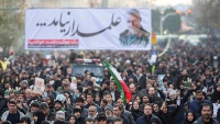 テヘランで開催されたソレイマーニー司令官の葬儀に大勢の市民が参列した