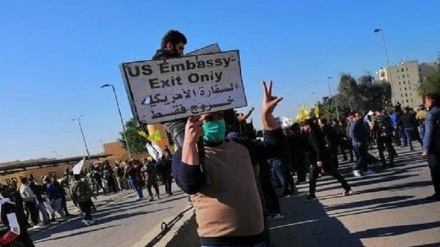  شلیک گاز اشک‌آور به سوی تظاهرکنندگان مقابل سفارت آمریکا در بغداد