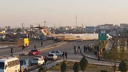 イランの旅客機が滑走路を外れて着陸、負傷者なし（動画）