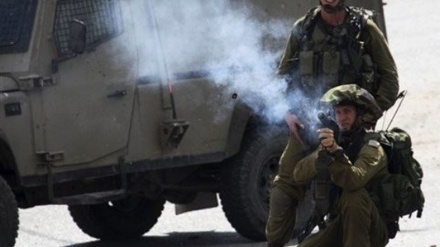 Siyonist askerler, Filistinli gençlere saldırdı