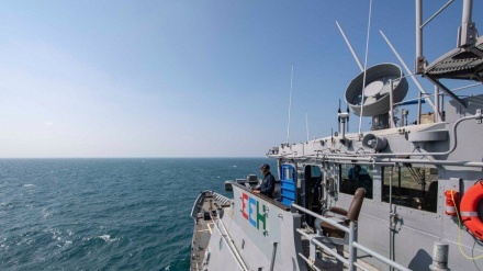 中国对美国军舰首穿台湾海峡作出回应