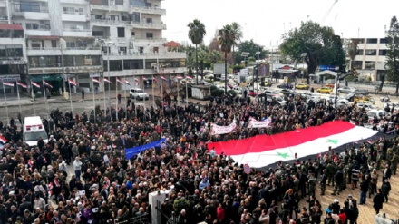 تجمع هزاران نفر از مردم لاذقیه سوریه به یاد شهید سردار قاسم سلیمانی