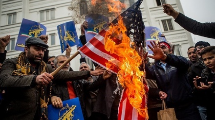 Jemaah Shalat Jumat di Tehran Bakar Bendera Amerika 