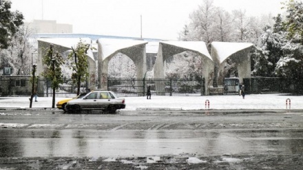 Il manto bianco della neve copre Teheran (FOTO)