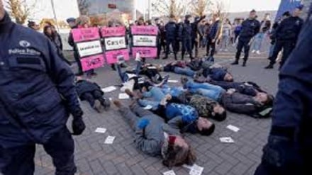 Bruxelles, 'Extinction' a Salone Auto: oltre 100 fermi