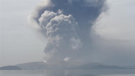 Rumbling volcano shuts down Philippine capital