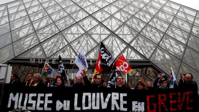 法国巴黎卢浮宫博物馆因馆内员工罢工被迫关闭