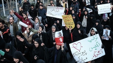 Unjuk Rasa Mengecam Aksi Dubes Inggris di Tehran (1)