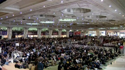 Ҳузури густурдаи мардуми Теҳрон барои ширкат дар намози ҷумъа

