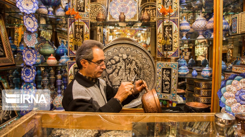 Artizanalet tradicionale të punimeve me bakër në Esfahan të Iranit