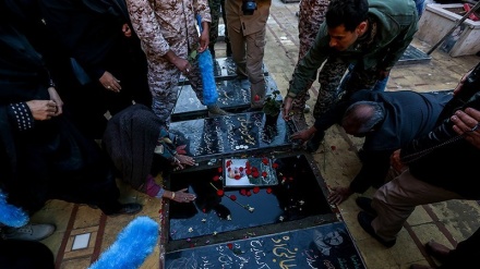 Warga Kerman Ziarah ke Makam Syahid Soleimani (2)