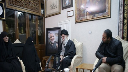 Fotos: El Ayatolá Jamenei expresa su condolencia a la familia del mártir Qasem Soleimani 