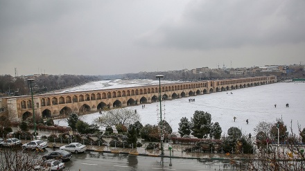 Salju Mengguyur Kota Isfahan