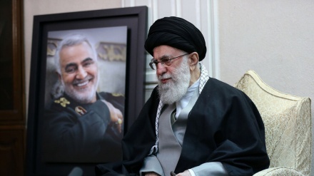 Le Leader rend visite à la famille du général martyr Qassem Soleimani