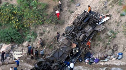 سقوط اتوبوس مسافربری به دره در جاده فیروزکوه 